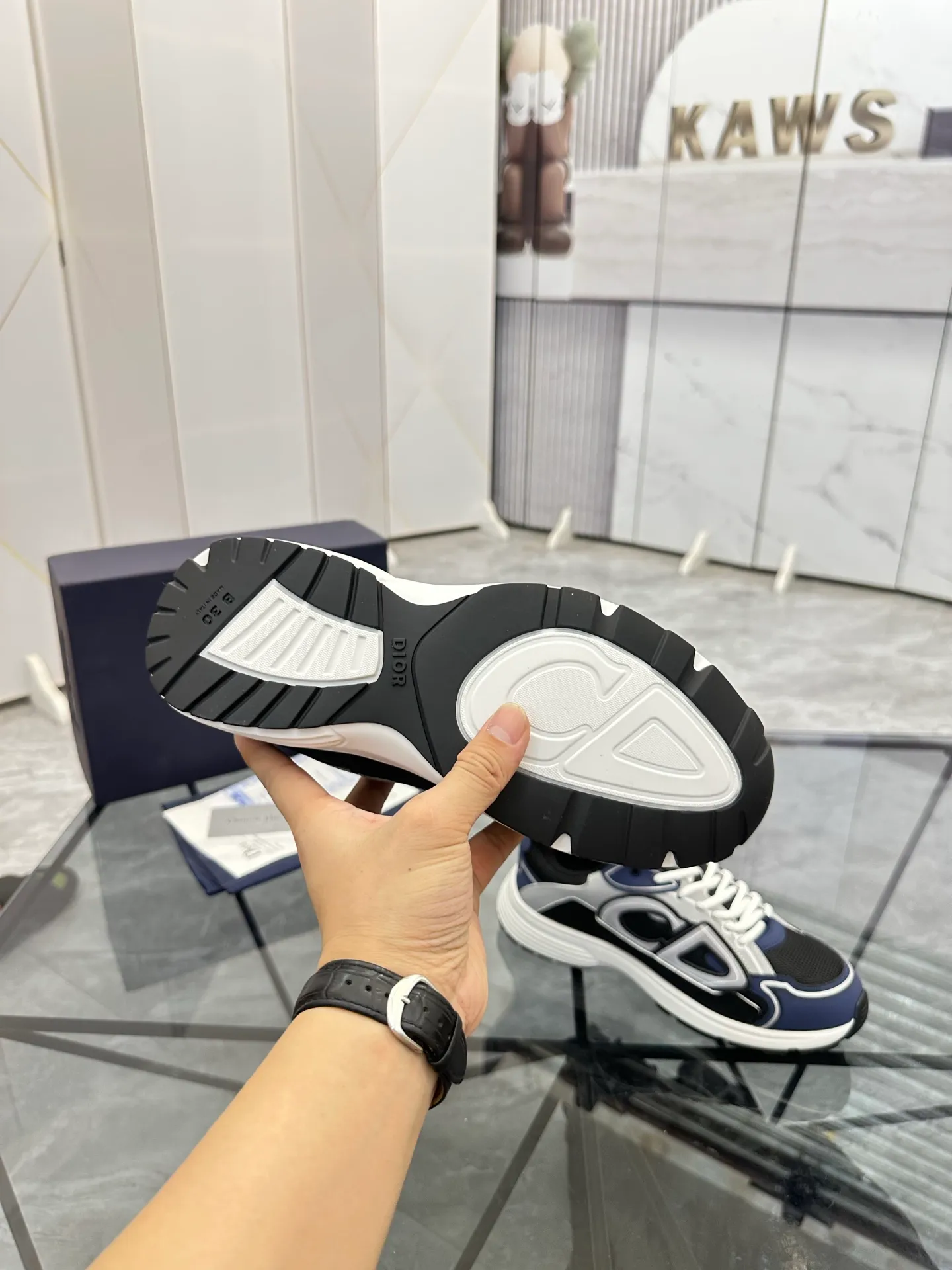 Men's shoes: 💰P400¥ Available in Guangzhou Product trademark: Dior* "Dior*" low-top casual shoes Regular size: 35-46 (can be customized to 47) Couple style Product materials: Upper imported cowhide stitched with original fabric, breathable lining, ultra-light foam original outsole. No.: 007